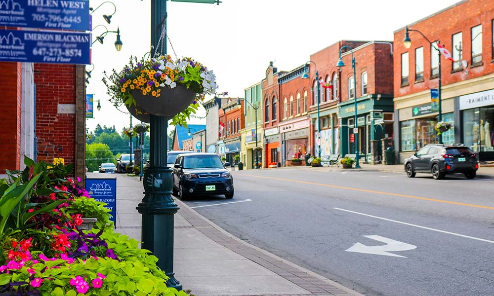 Downtown Bracebridge street in the summer